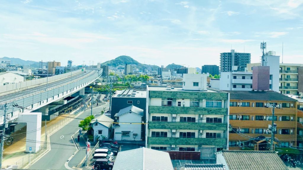 中国自動車と東広島市の街並み
