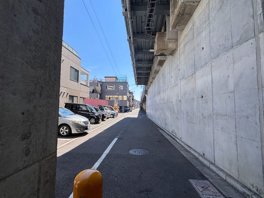JR新白島駅高架下の様子