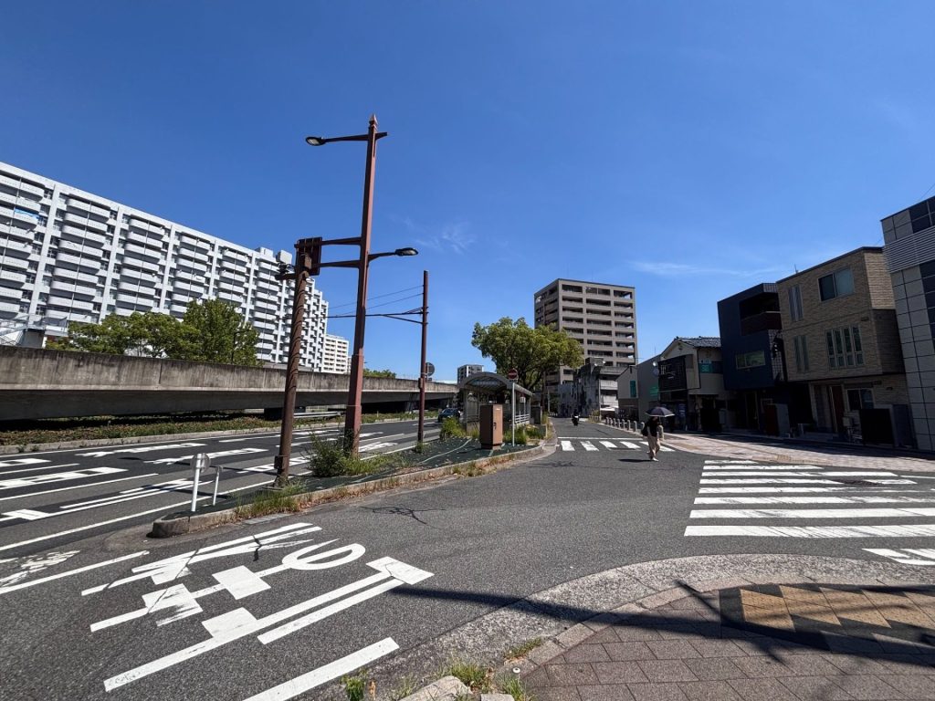 JR新白島駅上り改札口前からの住宅街