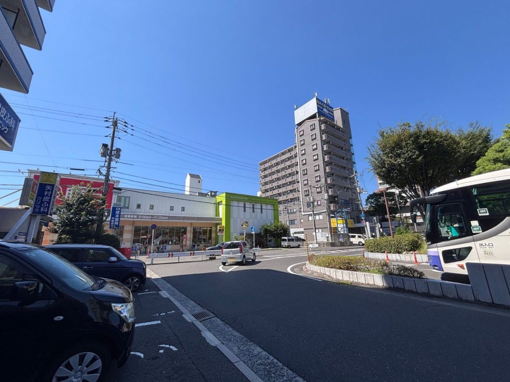 アストラムライン中筋駅前バスロータリーの様子