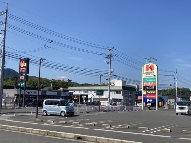西高屋駅近くのスーパーの駐車場