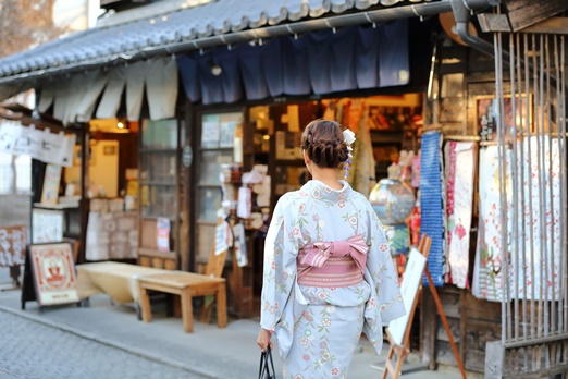 川越の街を可愛い浴衣をレンタルして街歩き！ 昔ながらの街並みの雰囲気にひたりながら食べ歩きするのも良いですね♡<