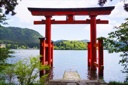 芦ノ湖に立つ「平和の鳥居」で写真を撮ろう♪