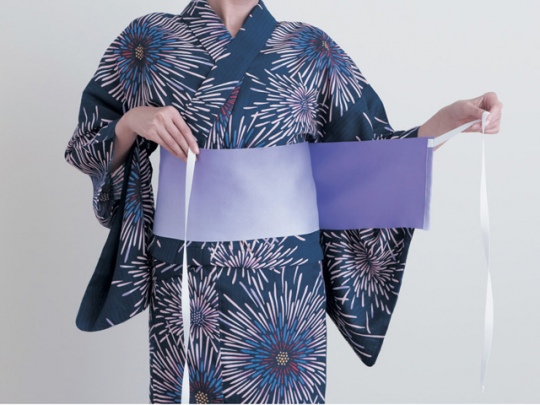 浴衣の帯を巻く
