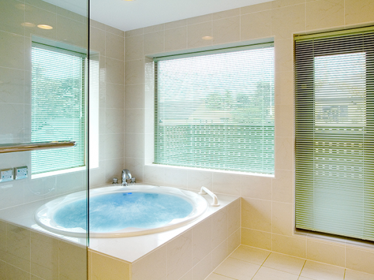 こんな素敵なデザインも個人宅の浴室。まるでホテルみたい!!　画像提供：フリーバス企画