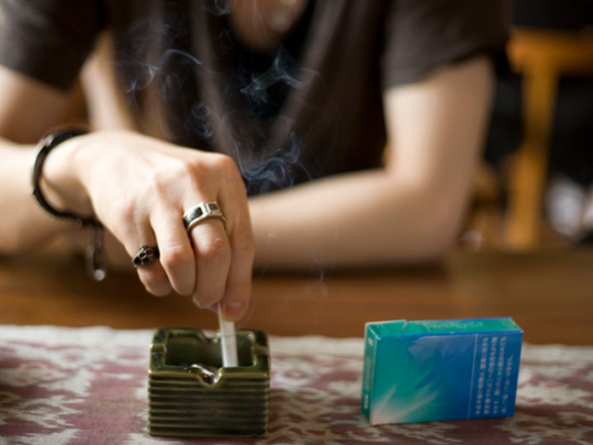 最近は喫煙できる場所が限られているため、携帯灰皿を持っていない喫煙者も。それもあって「灰皿のない家では吸いづらい」とか
