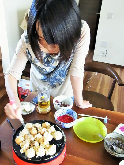 腕が疲れるので、立ち上がってやるのがベター