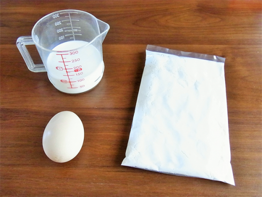 水でも作ることができるが、今回は基本レシピの牛乳を使用