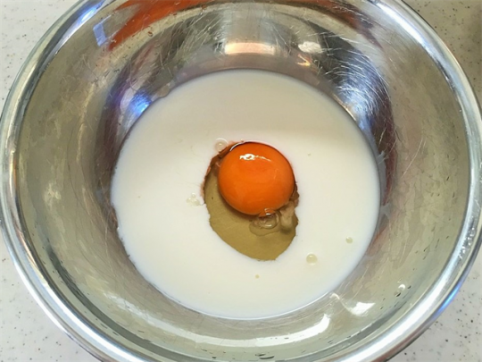 卵と牛乳をしっかり混ぜよう
