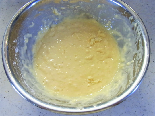 生地はネチョネチョで粘土がかなり高い。牛乳を足したくなる衝動に駆られる……
