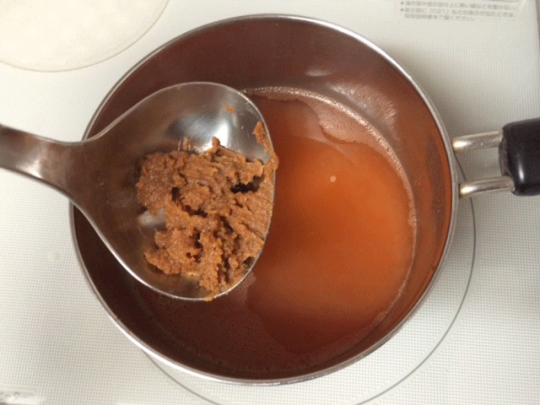 お湯と具材を加え、煮立ったら通常どおりの分量の味噌を溶き入れる
