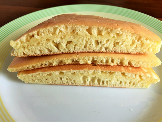 牛乳を少し多めに入れて、生地をしっかり混ぜたホットケーキはたった7ミリ。その差は歴然