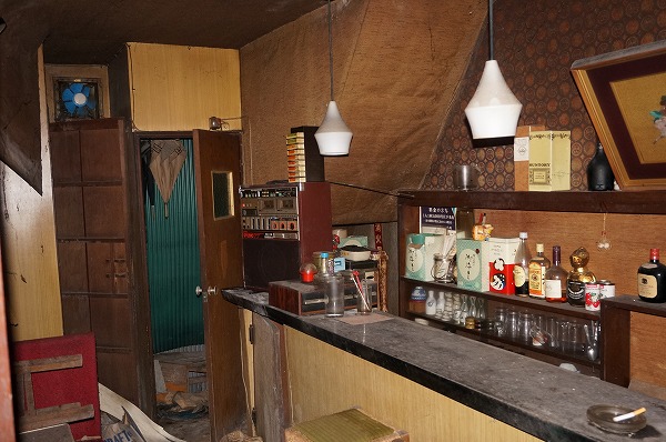 ひどい臭いのする店内に、ずらっと並んでいる酒瓶も20年前のものがそのまま残っている|新宿ゴールデン街の土地を買った人に話を聞いたらめちゃくちゃおもしろかった