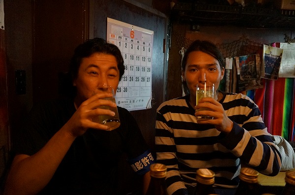 別のお店で飲み始めた二人|新宿ゴールデン街の土地を買った人に話を聞いたらめちゃくちゃおもしろかった