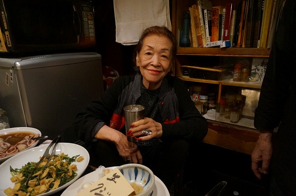 ゴールデン街の老舗「しの」の名物ママ|新宿ゴールデン街の土地を買った人に話を聞いたらめちゃくちゃおもしろかった