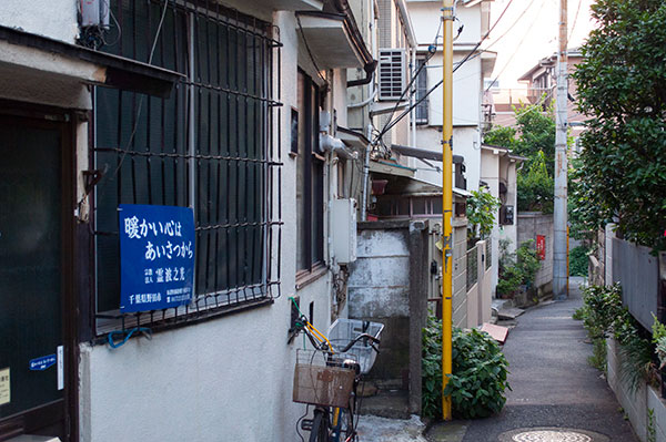 なんだか趣のある住宅街の路地