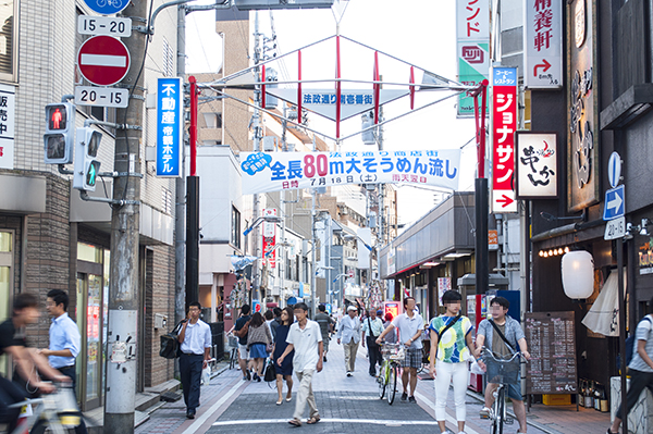 昔ながらの店が並ぶ商店街