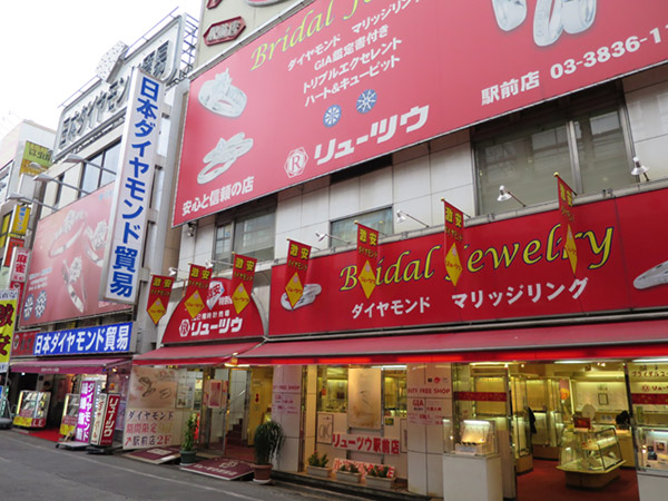 ジュエリーショップらしからぬ店構えに妙な安心感を覚える