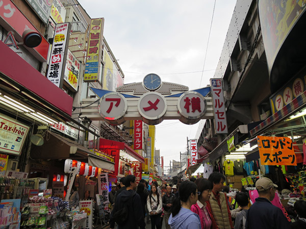 上野だけにあらず！　御徒町駅方面にもアメ横が続いている