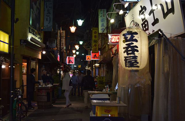 西荻窪のレトロ横丁は、はしご酒にもってこいの個店が軒を連ねている