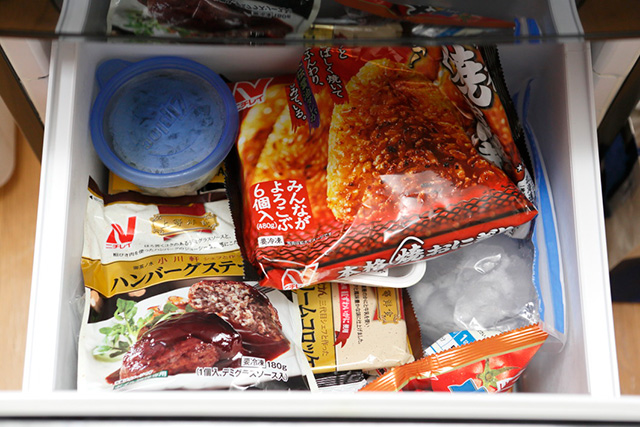 「冷凍食品のパッケージでカラフル過ぎますね~」と指摘する丸山さん。一見すると安い冷凍食品も自炊のコスパには及ばない